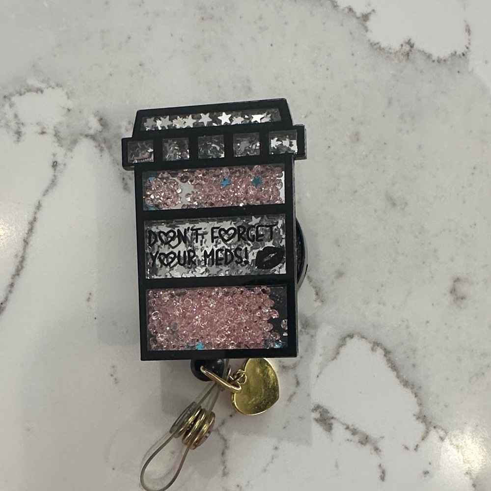 Betsey Johnson shaker name badge reel - Picture 5 of 5